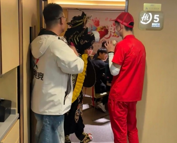 【万博电竞】就好这一口!网友在海底捞偶遇GEN T1