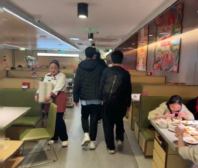 【QY球友会】就好这一口!网友在海底捞偶遇GEN T1