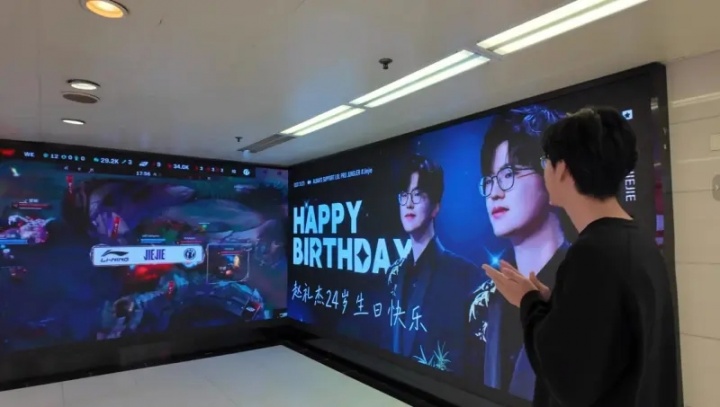 【万博电竞】Jiejie感谢生日应援:谢谢大家的应援,期待我们每年都见