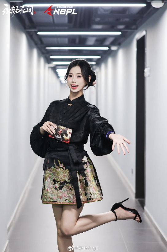 永劫赛事女主持晒照:秋季赛决赛日!秋季赛就结束了