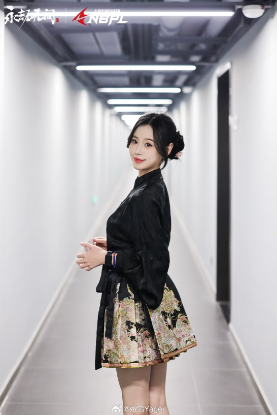 永劫赛事女主持晒照:秋季赛决赛日!秋季赛就结束了