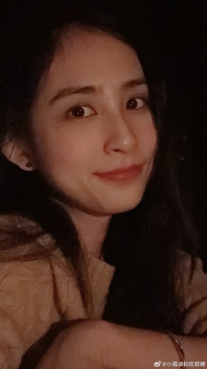 【万博电竞】OWL主持小霜晒照:和朋友在一起是全世界最幸福的事情之一