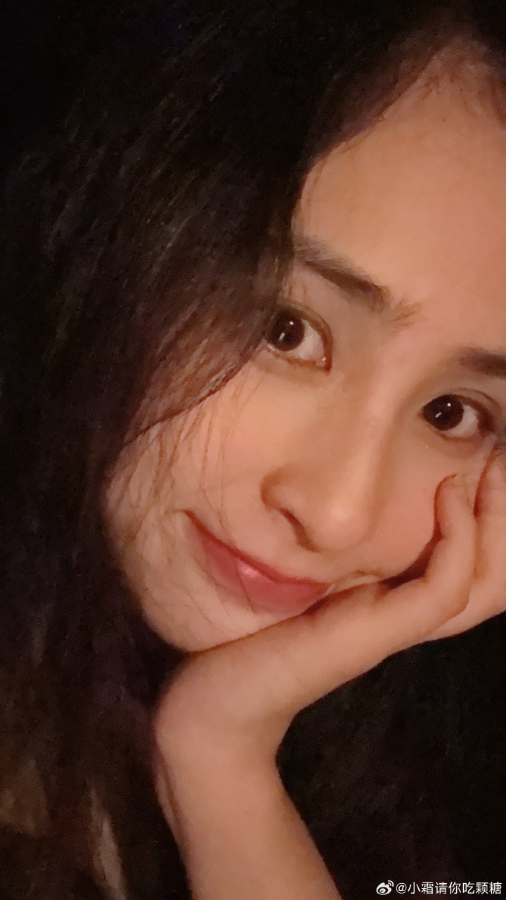 OWL主持小霜晒照:和朋友在一起是全世界最幸福的事情之一