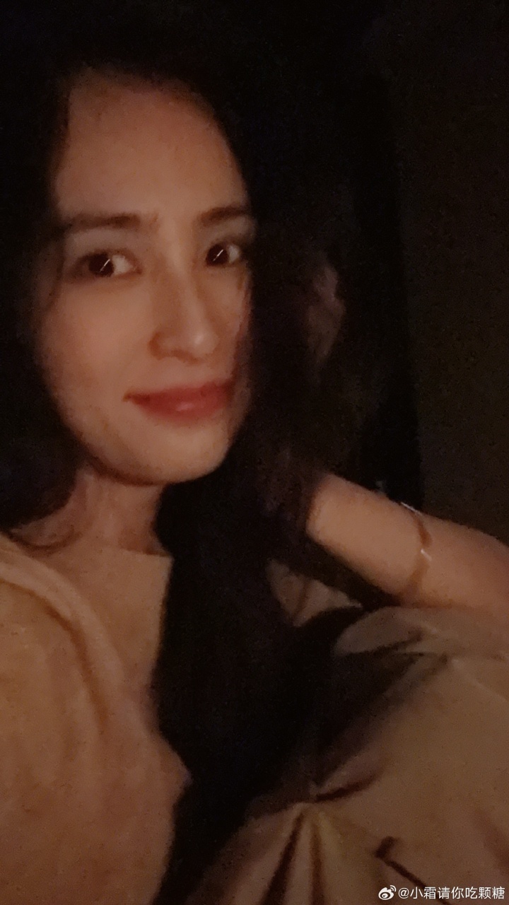 OWL主持小霜晒照:和朋友在一起是全世界最幸福的事情之一