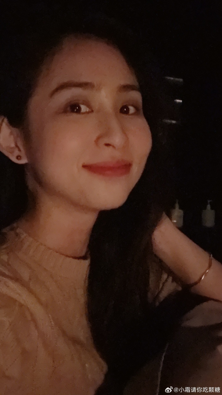 OWL主持小霜晒照:和朋友在一起是全世界最幸福的事情之一