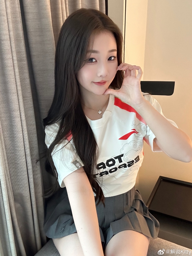 提前穿上TES的队服了？解说Kitty晒照：谢谢@李宁电竞的礼物～ ❤️
