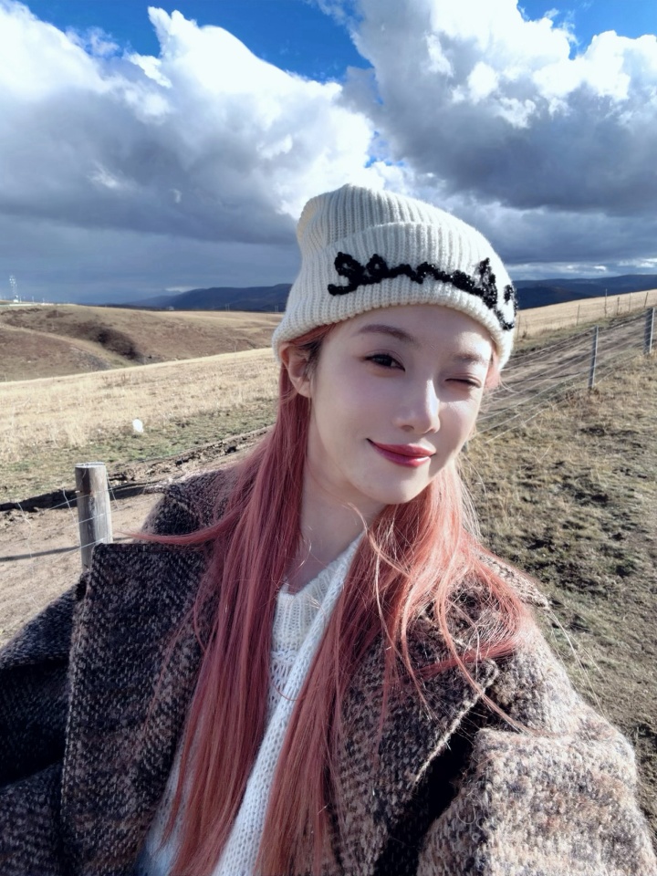 【QY球友会】Rookie呢?LPL女主持人小钰分享旅游自拍:和山川湖泊作伴太幸福