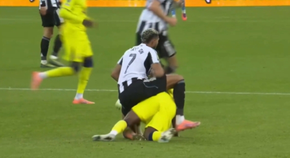 乔林顿对库杜斯的犯规😭直接骑上去了……