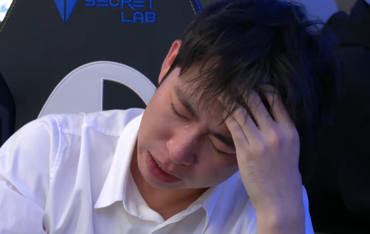 泪如雨下😭AL教练成员Xiaobai在后台休息室哭成泪人