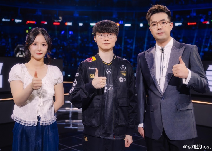 主持刘航更博晒照：准备了太多AL获胜想问的问题 主持人的手卡也是写满遗憾的书吧