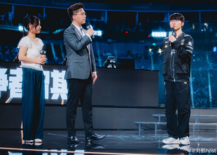 主持刘航更博晒照：准备了太多AL获胜想问的问题 主持人的手卡也是写满遗憾的书吧