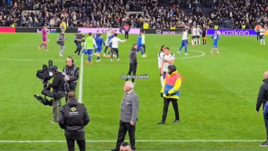 将帅不和？👀斯彭斯与范德芬赛后无视弗兰克交流，后者一脸懵