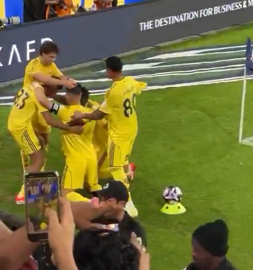 嗨爆!绝杀后菲利克斯捡起东西给C罗戴上,C罗随后转圈跳舞庆祝