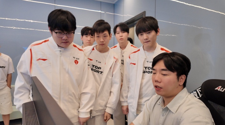 【万博电竞】Homme:TES是一支对线落后就很难翻盘的队伍,所以我倾向选择前期阵容