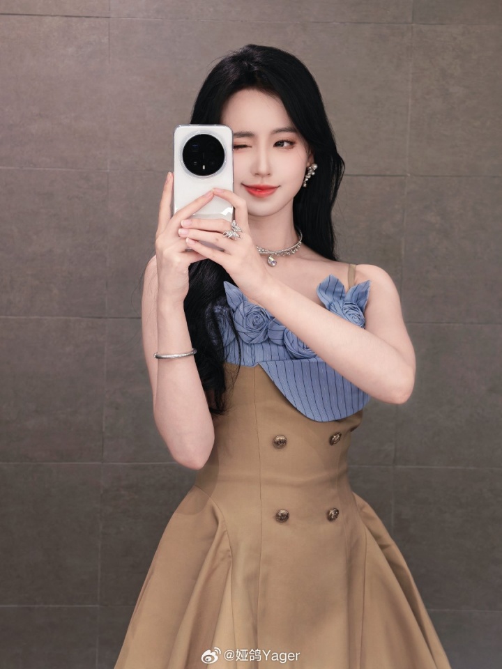 永劫无间解说娅鸽晒照：花朵连衣裙更显白皙皮肤