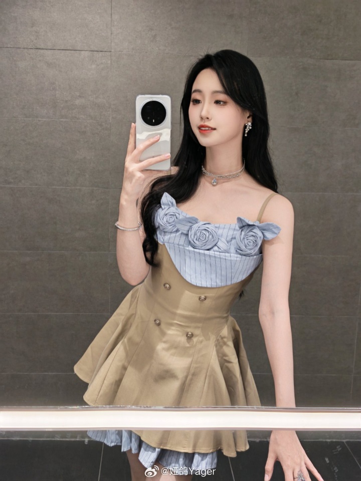 【QY球友会】永劫无间解说娅鸽晒照:花朵连衣裙更显白皙皮肤