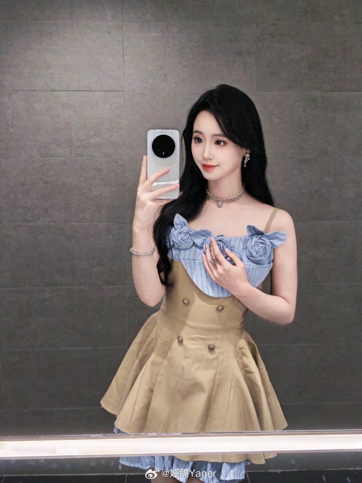 【QY球友会】永劫无间解说娅鸽晒照:花朵连衣裙更显白皙皮肤