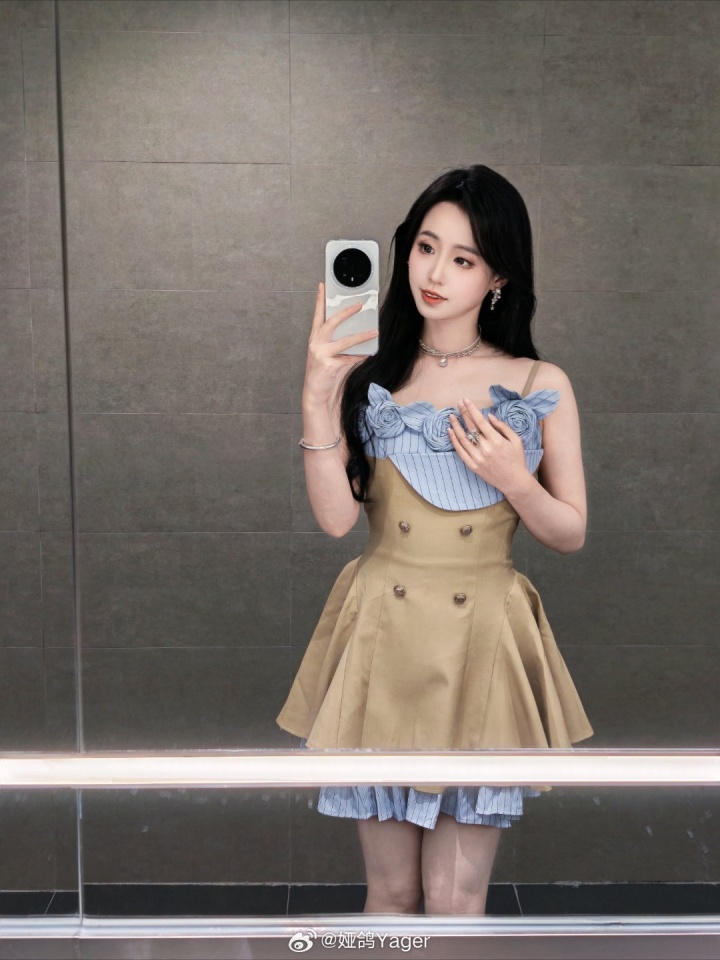 【QY球友会】永劫无间解说娅鸽晒照:花朵连衣裙更显白皙皮肤