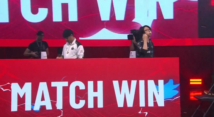 【万博电竞】再次败给GO1!SWC饿狼传说:Xiaohai曾卓君止步败者组半决赛