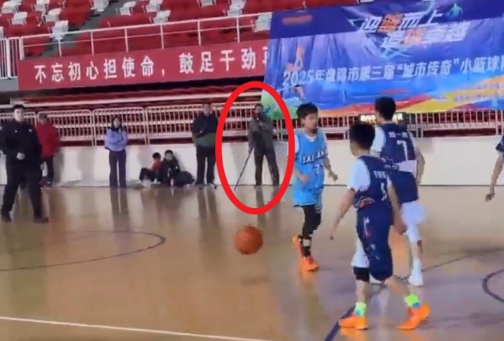 【球盟会】恶劣!场边家长冲进场内推倒比赛小球员 引发多方家长冲突斗殴