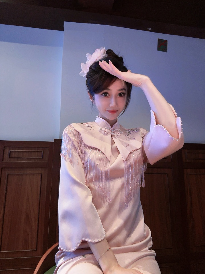 【万博电竞】主持小悠珊珊晒照:托lol手游线下赛的福,在南京解锁旗袍主持新体验!