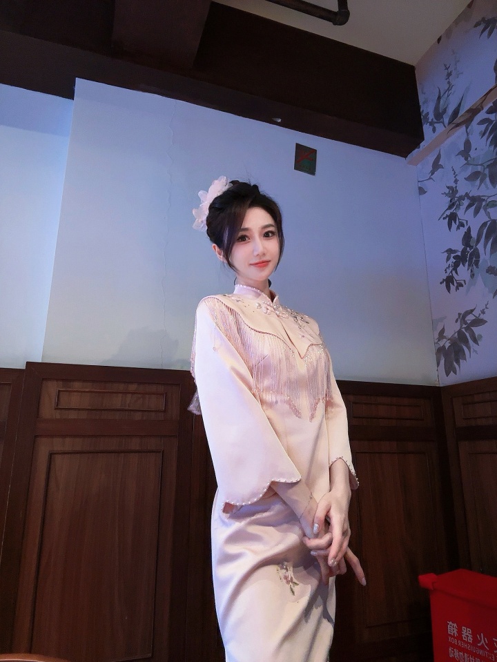 【万博电竞】主持小悠珊珊晒照:托lol手游线下赛的福,在南京解锁旗袍主持新体验!