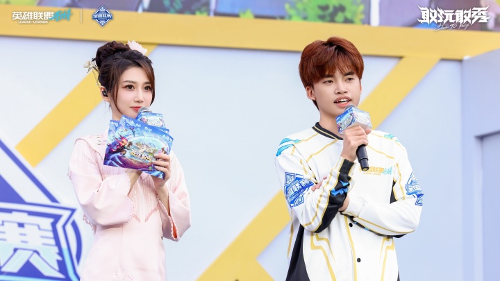 【万博电竞】主持小悠珊珊晒照:托lol手游线下赛的福,在南京解锁旗袍主持新体验!