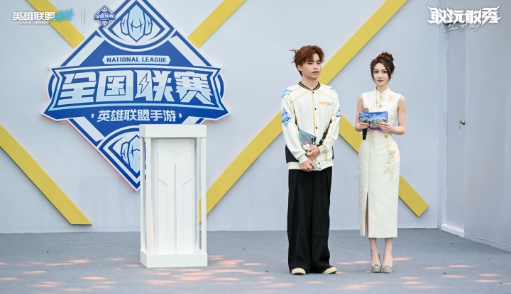 【万博电竞】主持小悠珊珊晒照:托lol手游线下赛的福,在南京解锁旗袍主持新体验!