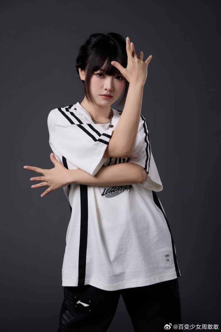 【万博电竞】主持周敢敢更博晒照:你喜欢哪个Pose?