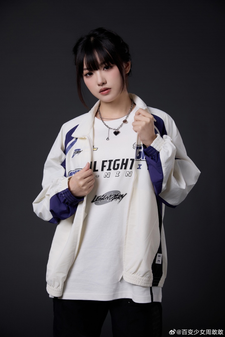 【万博电竞】主持周敢敢更博晒照:你喜欢哪个Pose?