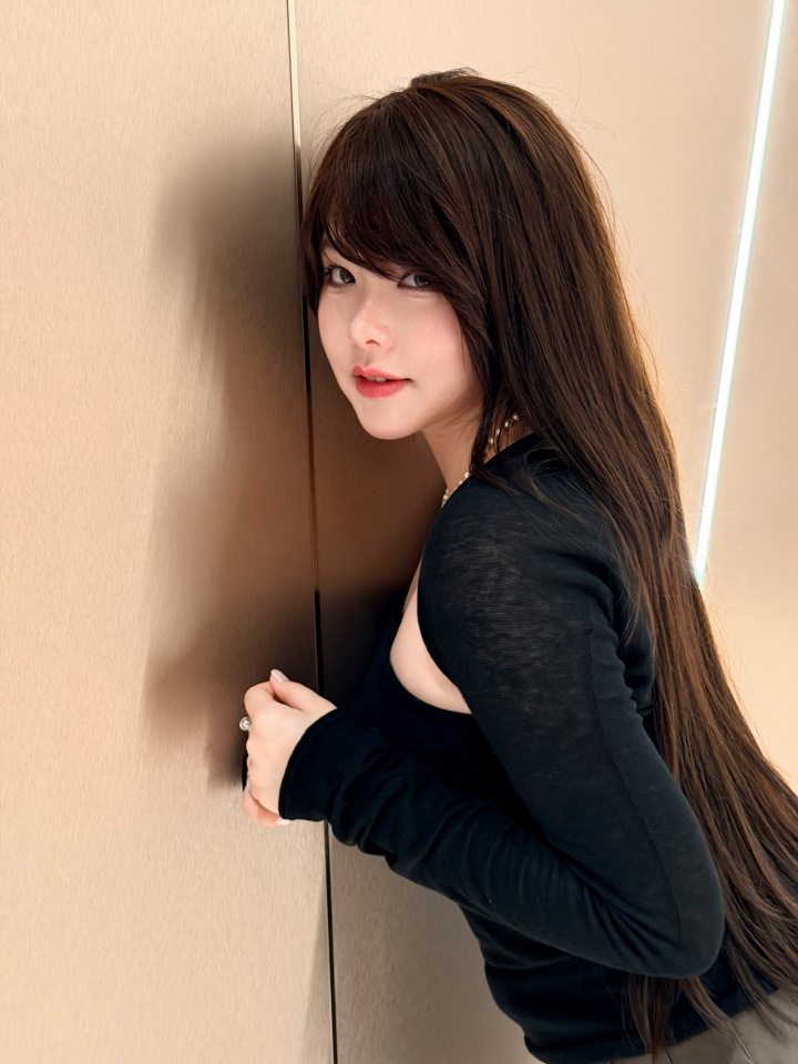 【万博电竞】mayumi更博晒照:黑色也别有一番韵味