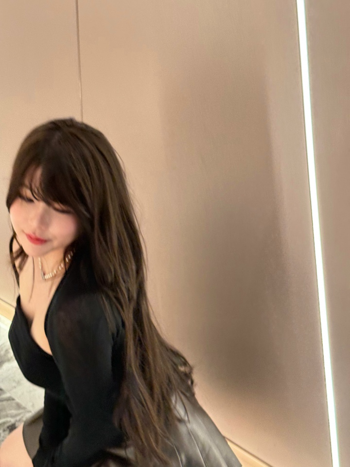 【万博电竞】mayumi更博晒照:黑色也别有一番韵味