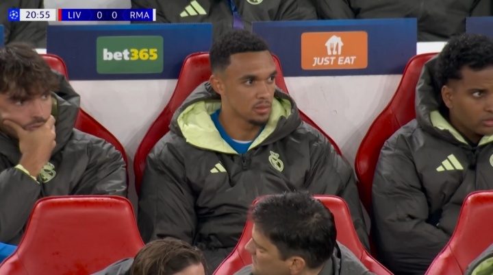 何时登场？第21分钟，转播镜头给到替补席阿诺德