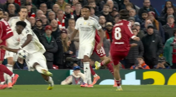 索博打门击中琼阿梅尼手臂，裁判亲自检查VAR后没有判罚点球