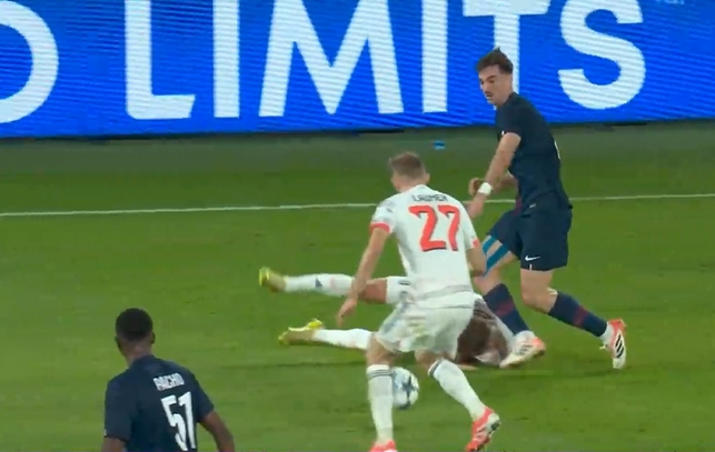 吃了暗亏！基米希倒地后头部被法比安踢到，裁判没有表示