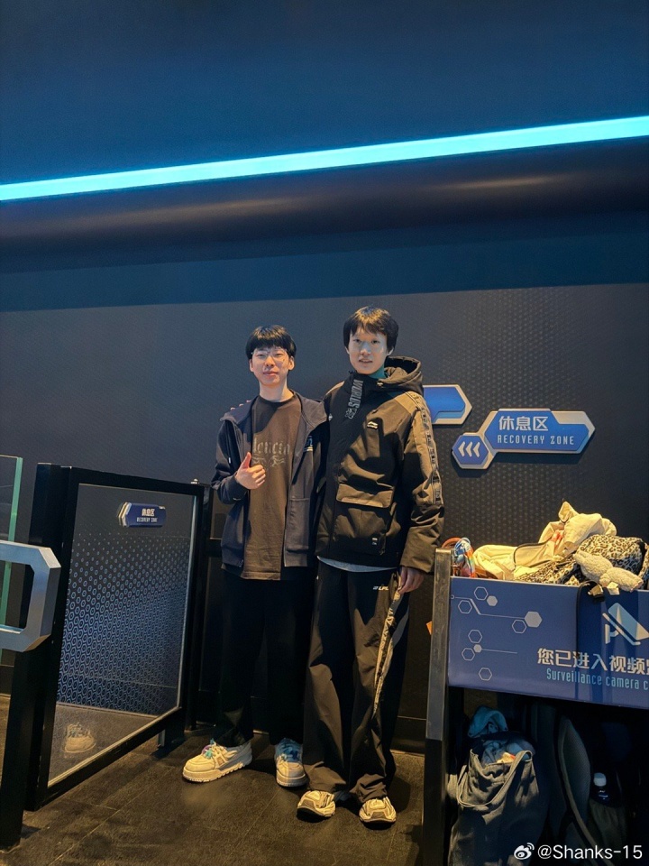 【QY球友会】Shanks更博晒与Hope游玩迪士尼合影:气胸+极速摩托第一排,这也能顶住!