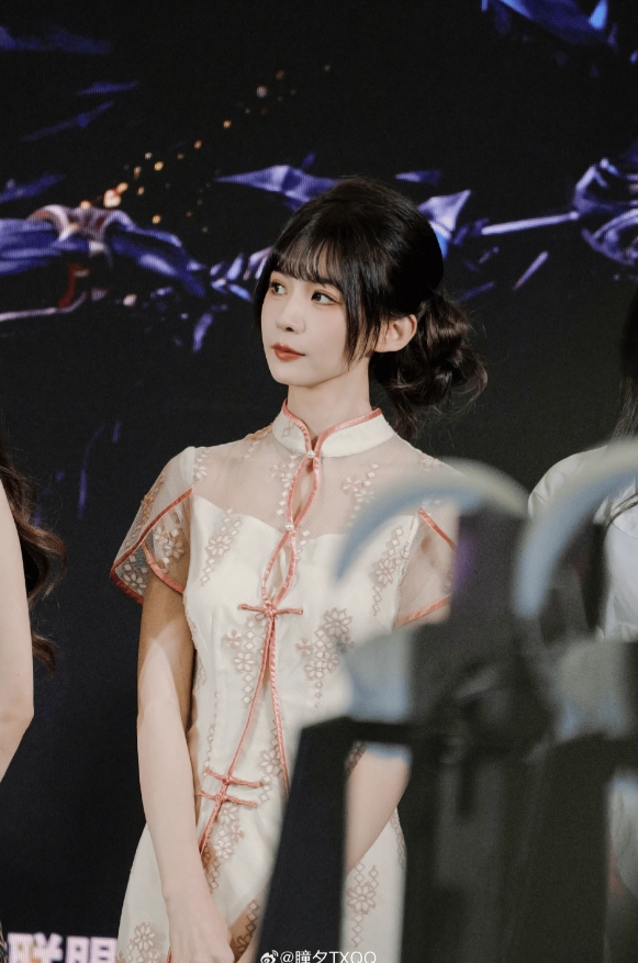 【万博电竞】瞳夕更博晒照:收到了美女送的花开心,我也是拥有身份证的混分怪了