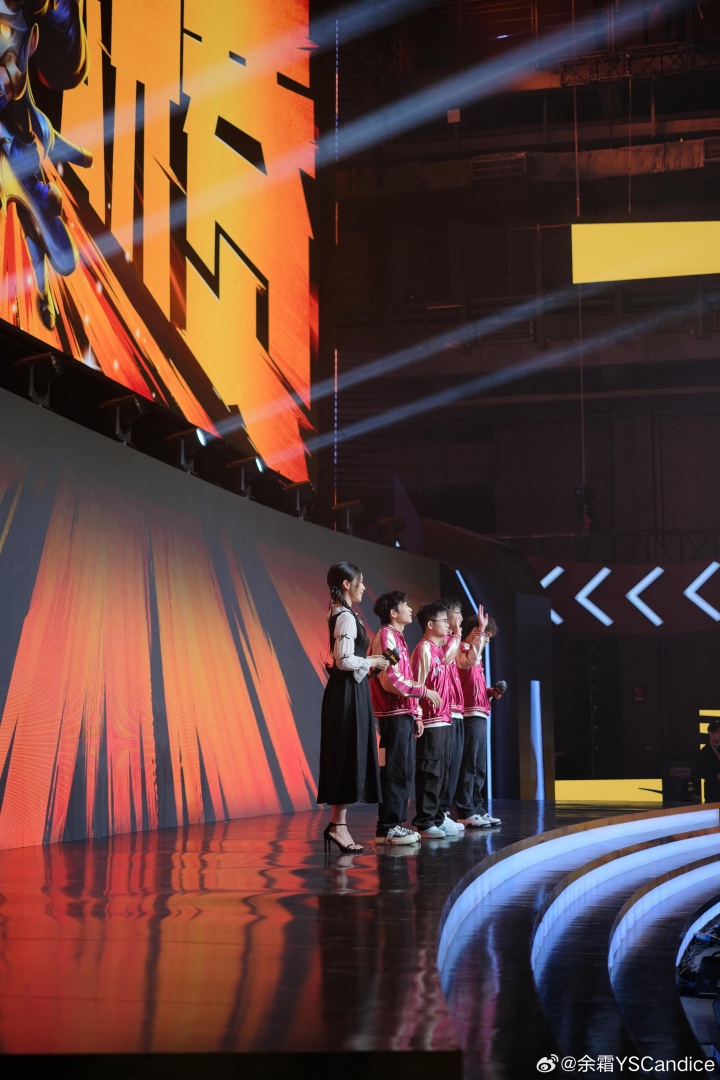 【万博电竞】主持余霜更博晒照:Joc半决赛之打工日记