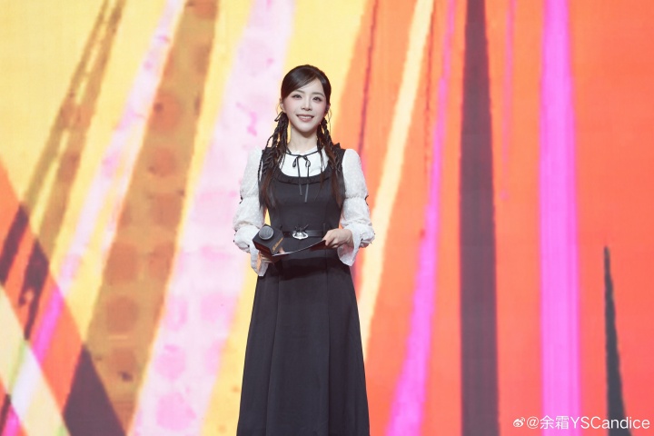 【蜗牛电竞】主持余霜更博晒照:Joc半决赛之打工日记