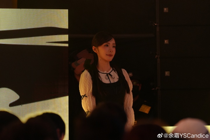 【蜗牛电竞】主持余霜更博晒照:Joc半决赛之打工日记