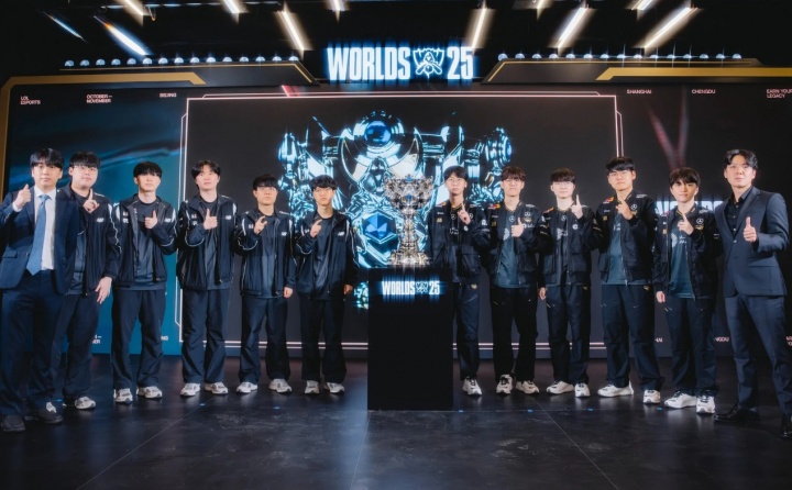 【万博电竞】赛事官方分享T1、KT队员在召唤师奖杯前合影:S15决赛队伍