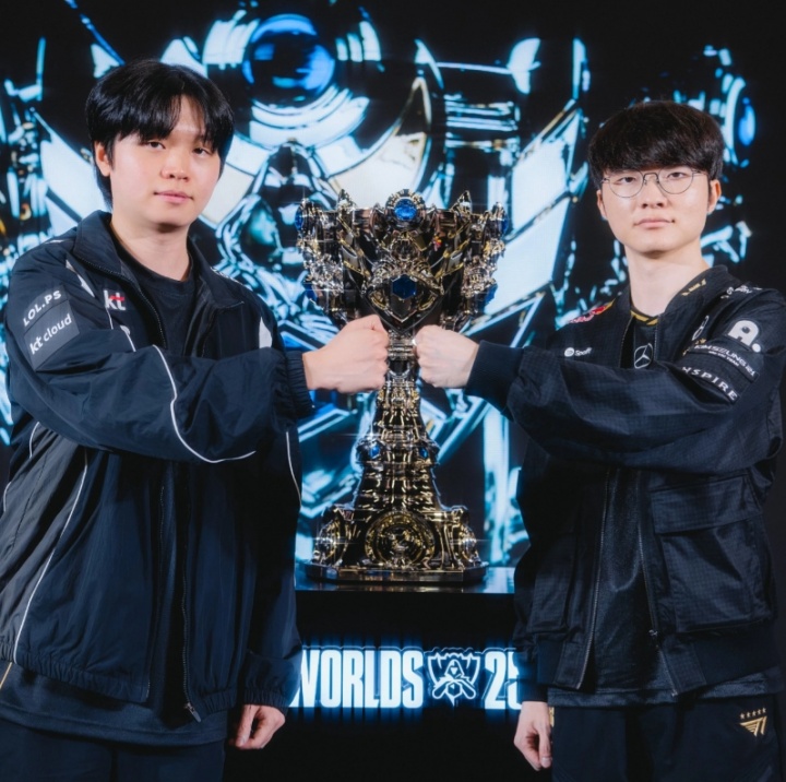 赛事官方分享T1、KT队员在召唤师奖杯前合影：S15决赛队伍