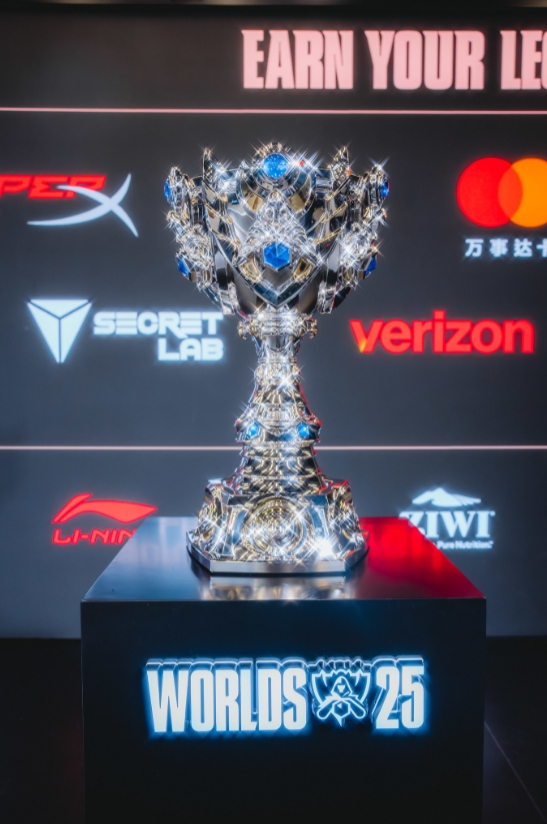 S15冠军奖杯和FMVP奖杯🏆吧友们觉得如何？