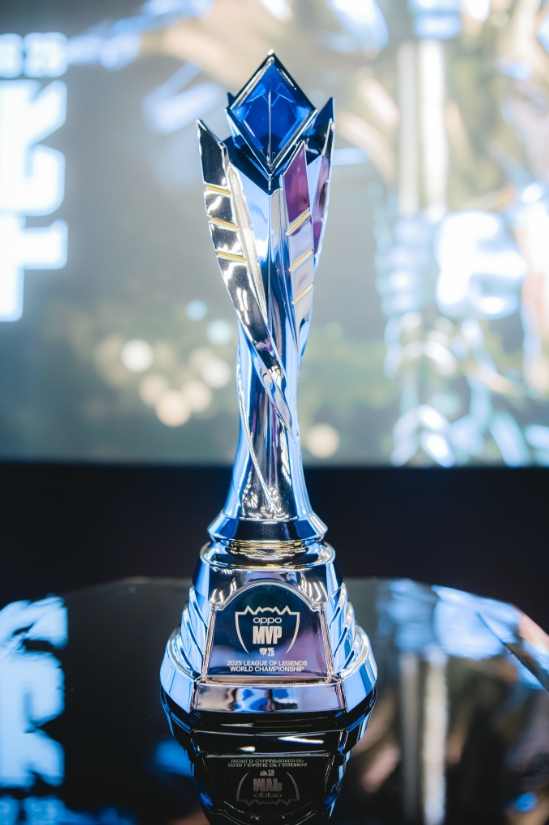 【蜗牛电竞】S15冠军奖杯和FMVP奖杯🏆吧友们觉得如何?
