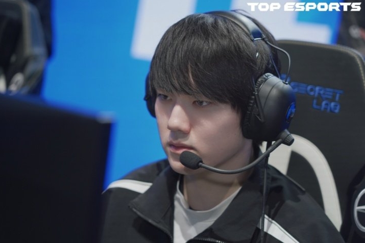 【万博电竞】根据目前合同库信息:JackeyLove、Knight、ON均将在11月18日与队伍合同到期