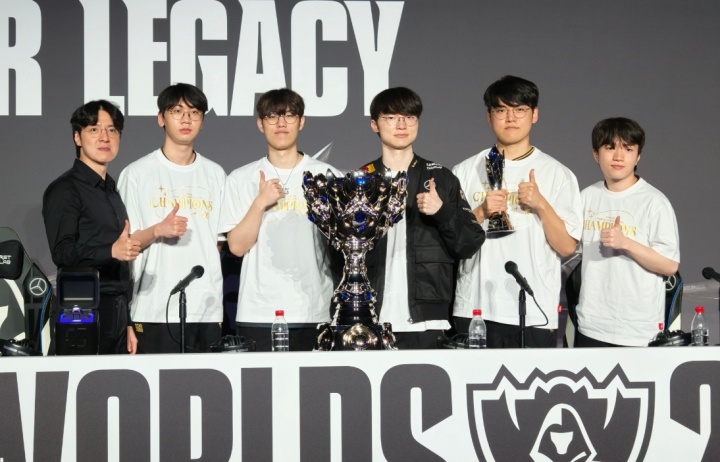 拿下第六冠并取得三连冠！Faker是唯一一位同时拥有三代S赛冠军奖杯的选手！