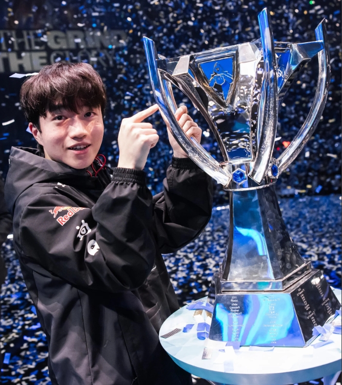 【万博电竞】LOL官方分享Keria捧杯照片:新的召唤师奖杯,一样的Keria