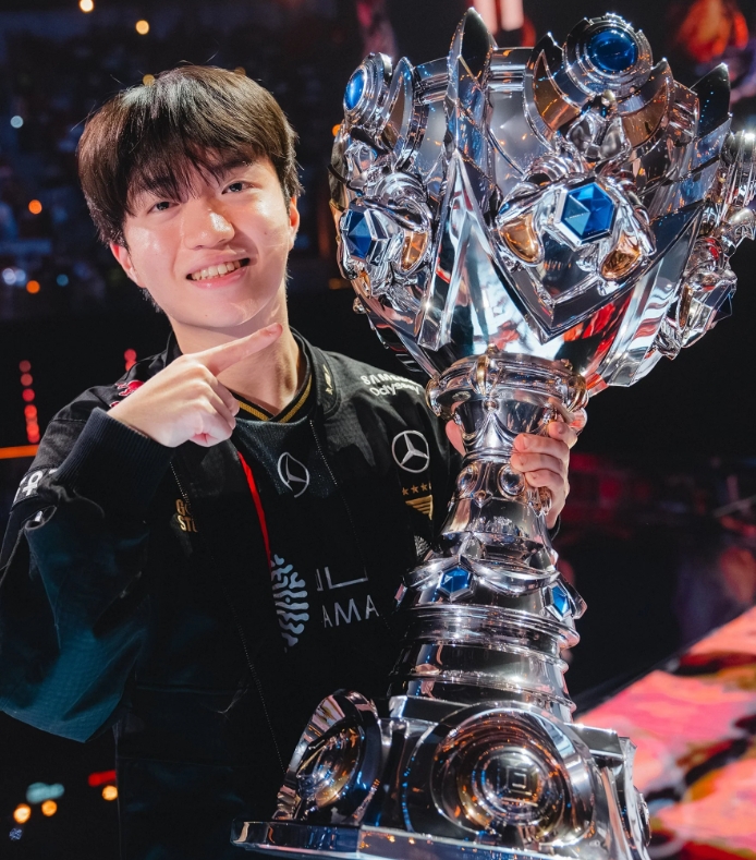 【万博电竞】LOL官方分享Keria捧杯照片:新的召唤师奖杯,一样的Keria