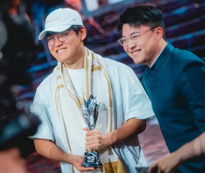 真有点神相！赛事官方分享Gumayusi、Uzi合影照片