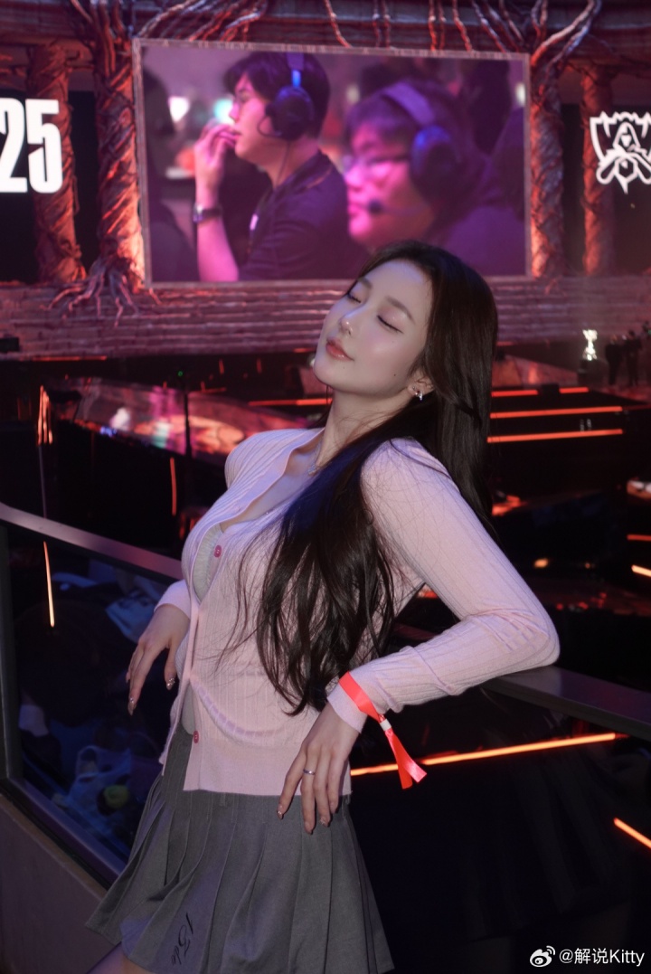 Kitty晒照：感谢拳头官方的邀请来线下体验全球总决赛的主场和活动～